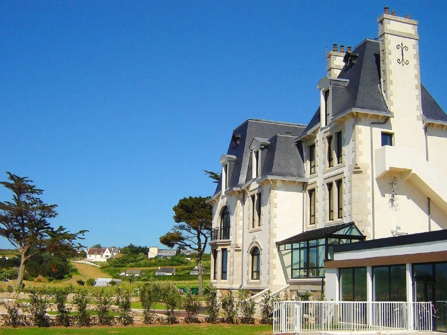 Cozy Apartment at the Beach, Along a Stunning Rocky Shore