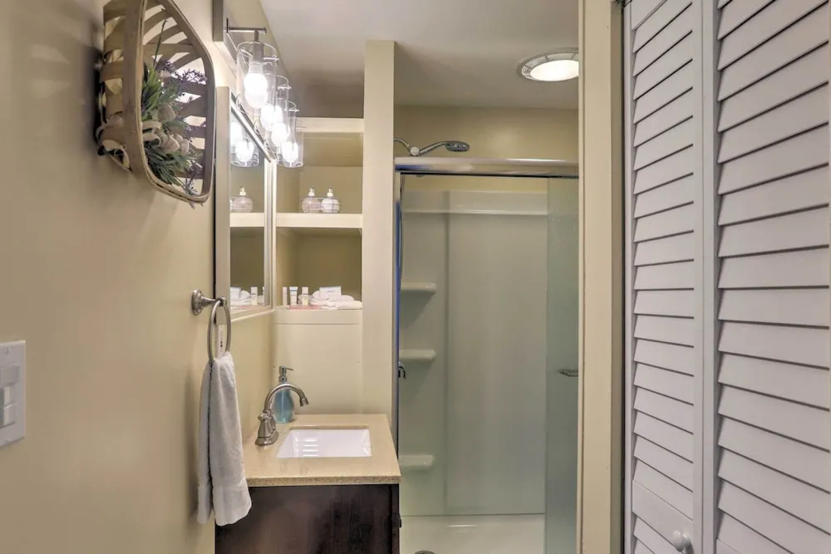 Lorain Lake Cottage < 1 Mi to Lake Erie Fun!