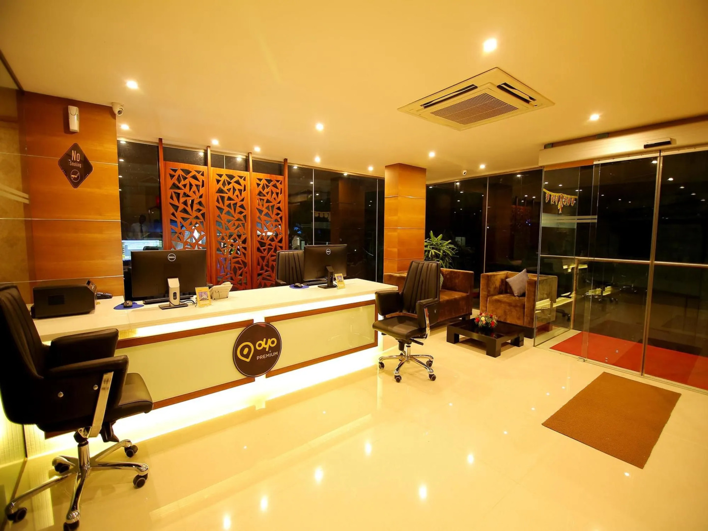 OYO 1686 Park Connect Hotel