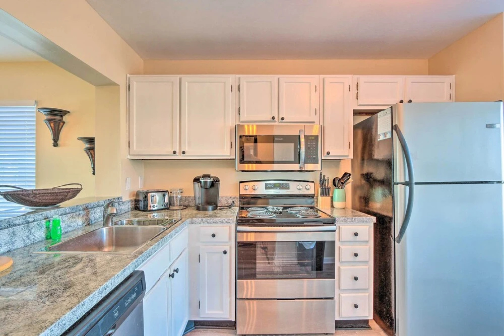 Walk to Harbor Island Beach: Cozy St Helena Villa!