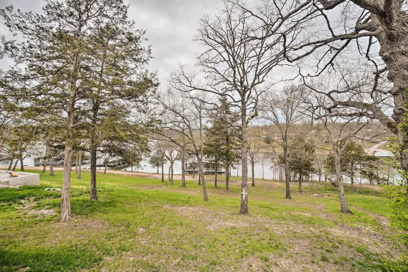 Quaint Table Rock Lake Hideout w/ Pool Access