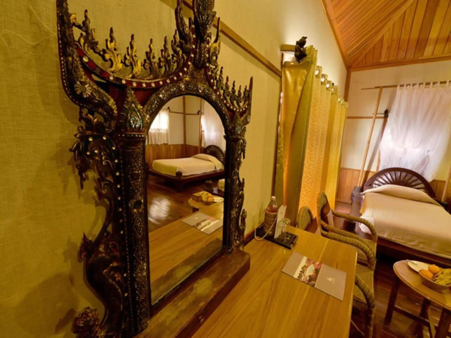 Shwe Inn Tha Floating Resort