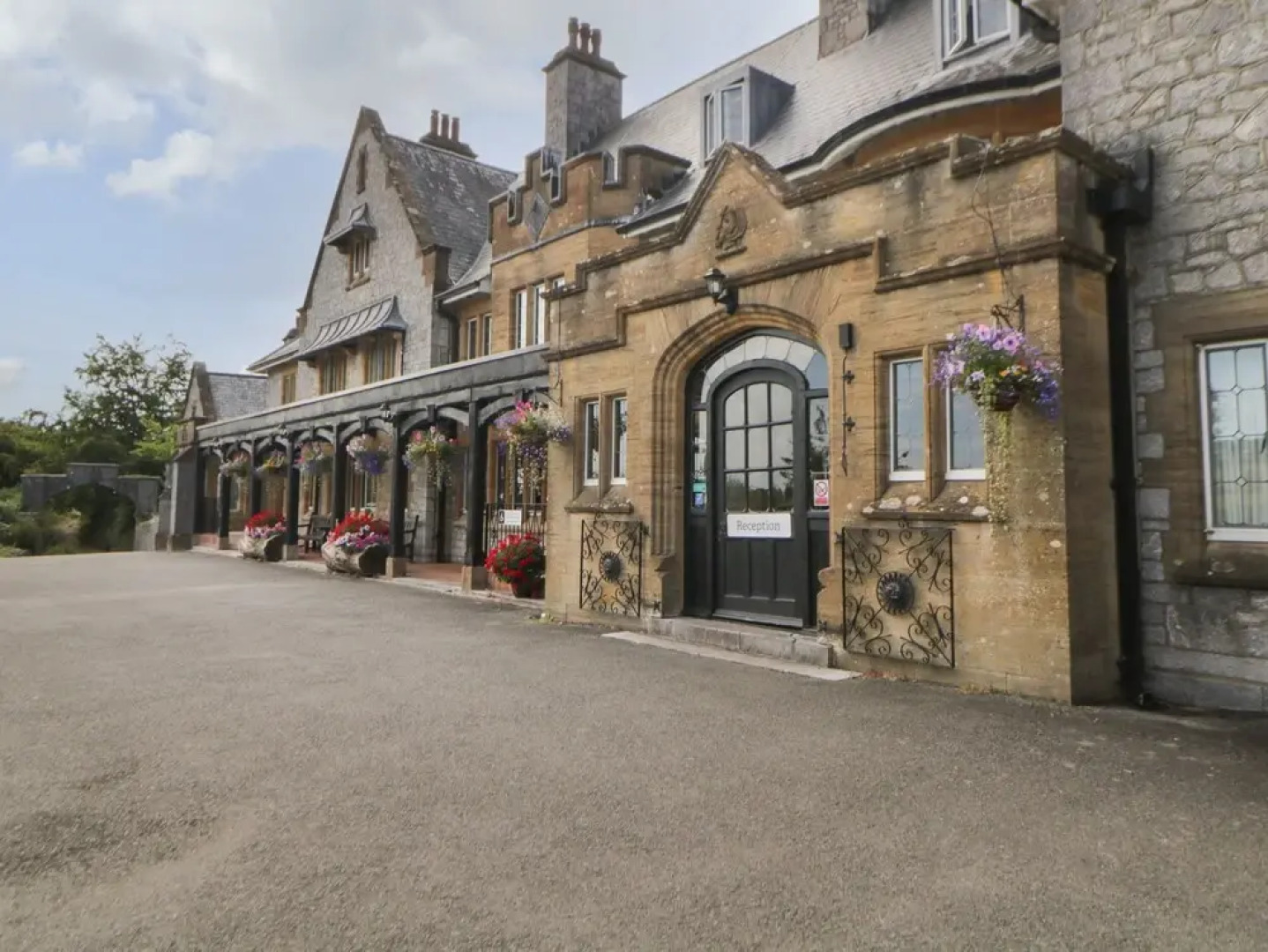 Harcombe House Bungalow 7