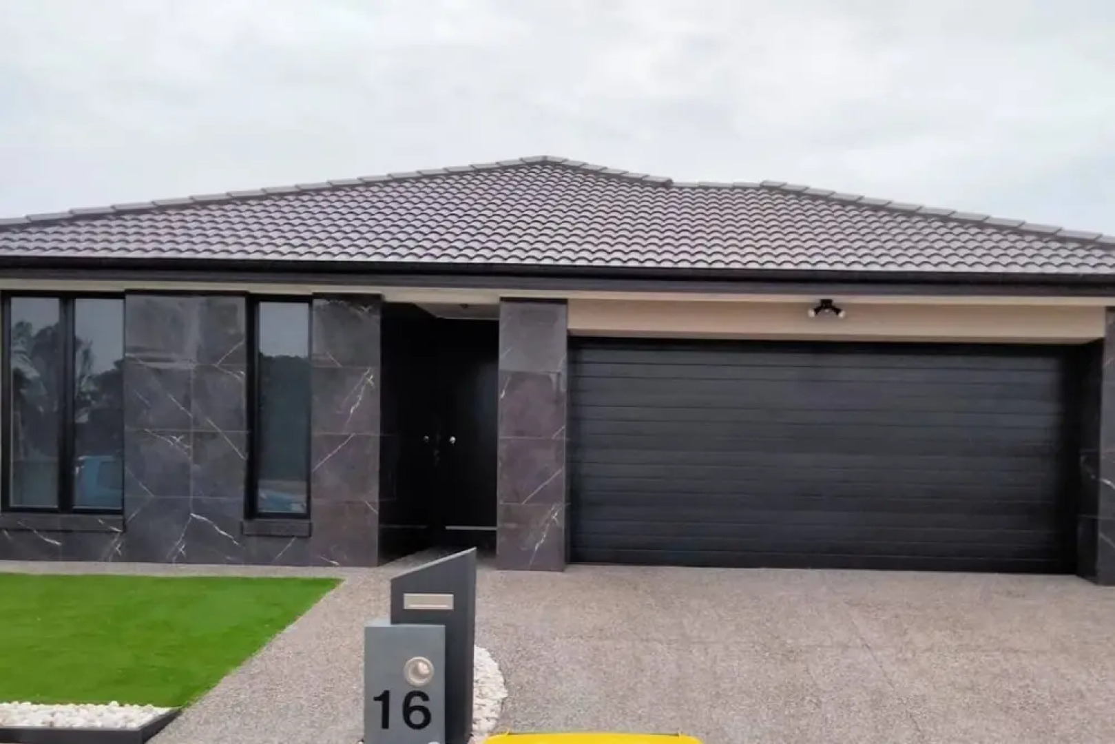 Modern & Cosey 4bedroom House Walk to Beach