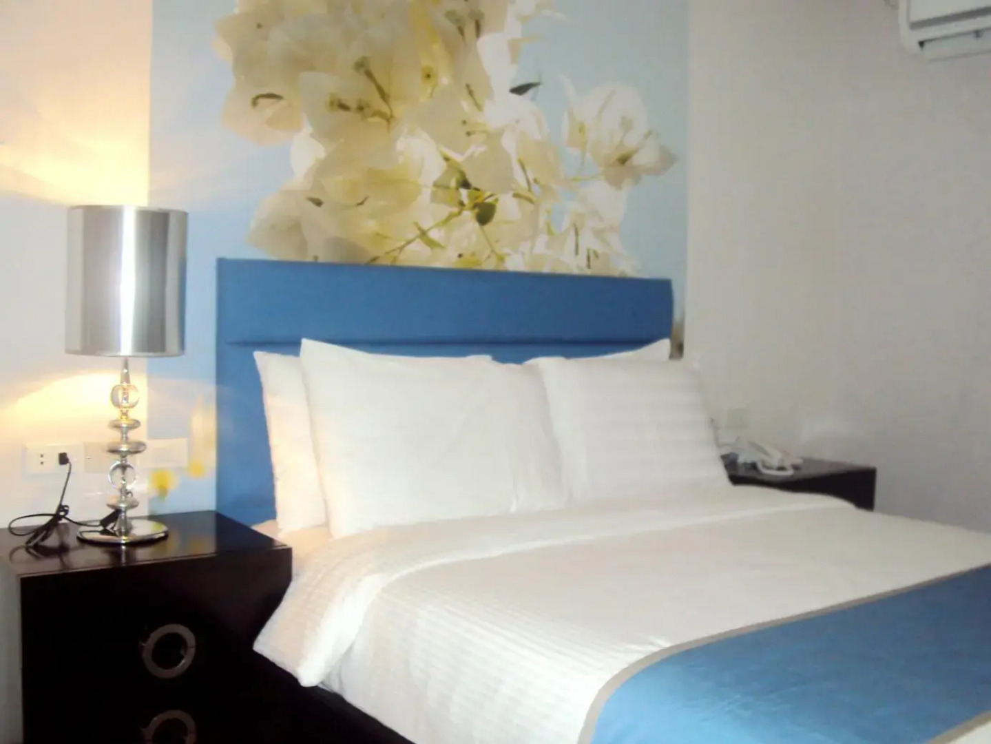 Queen Margarette Hotel - Downtown