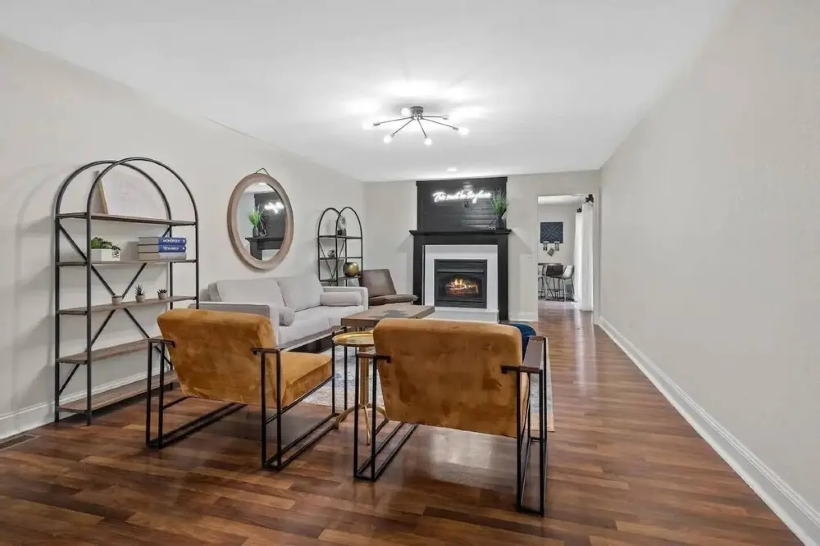 Tunnel Vision Trail Home -8 Min From Lake Windsor! 4 Bedroom Home by Redawning