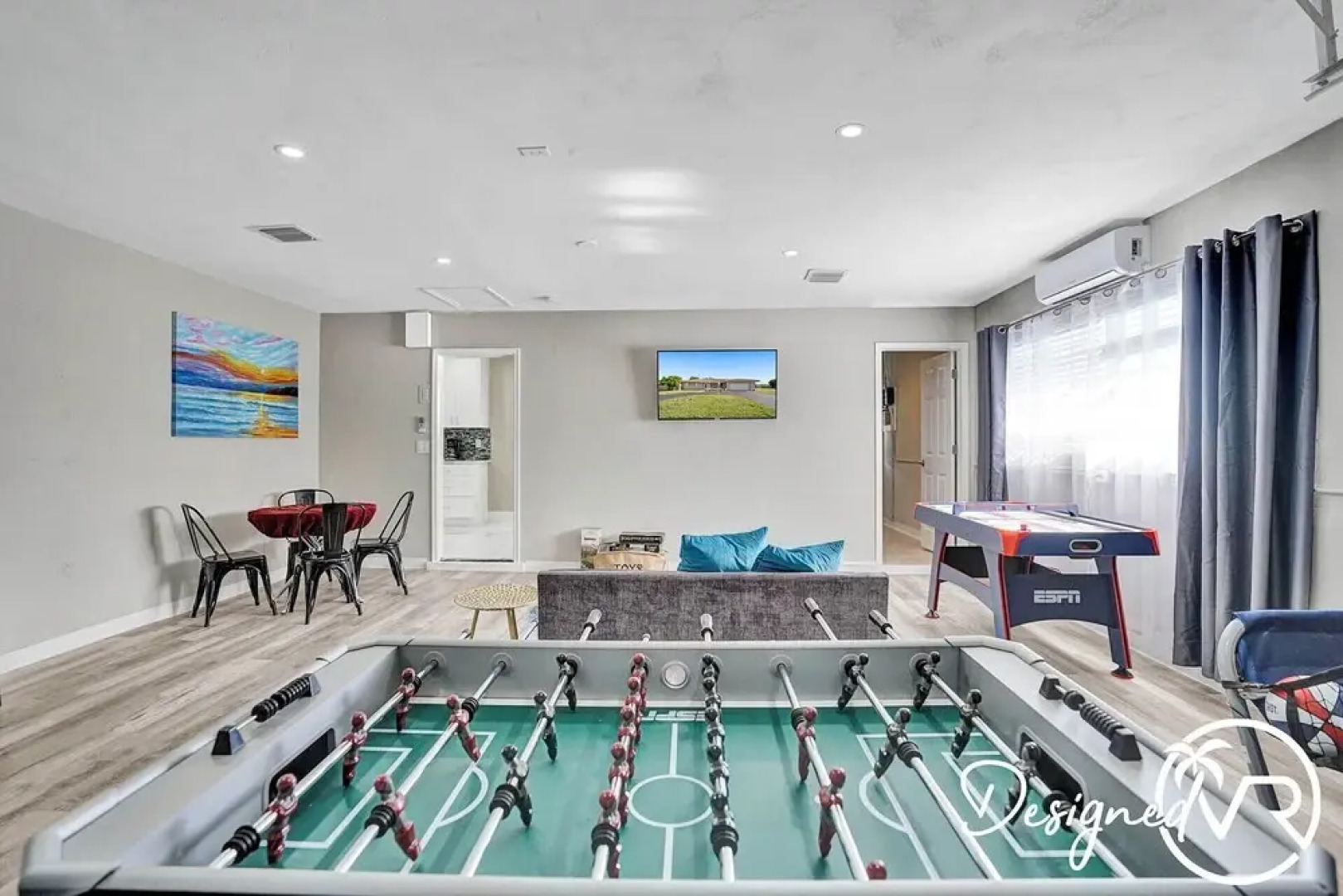 Chic 3BR w heated pool 1 mile to Beach