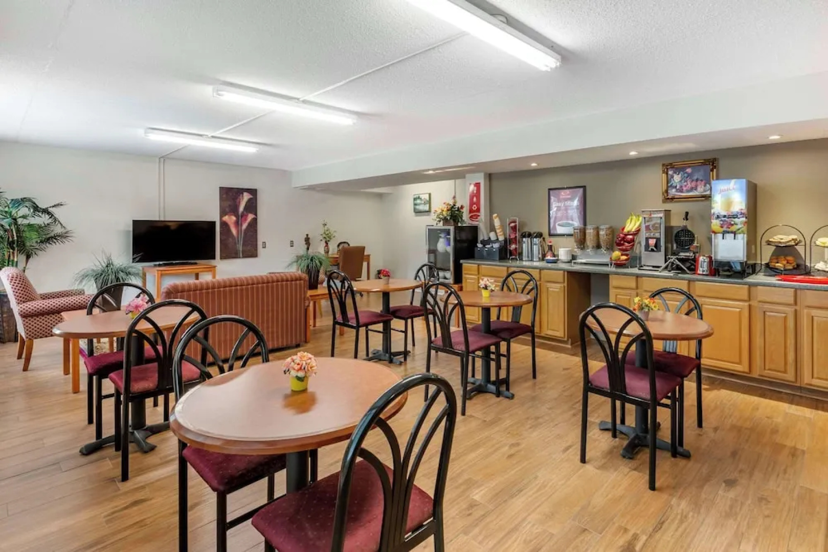 Econo Lodge & Suites