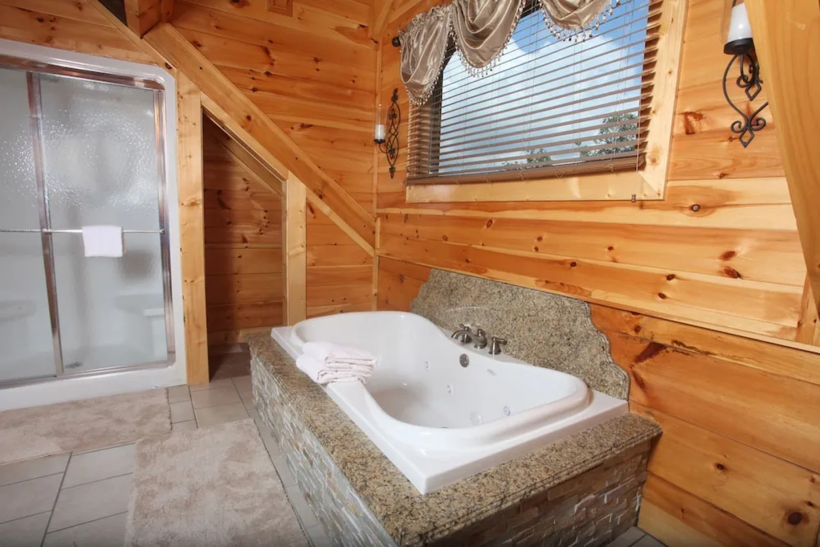 Serenity Mountain Pool Lodge - Nine Bedroom Cabin
