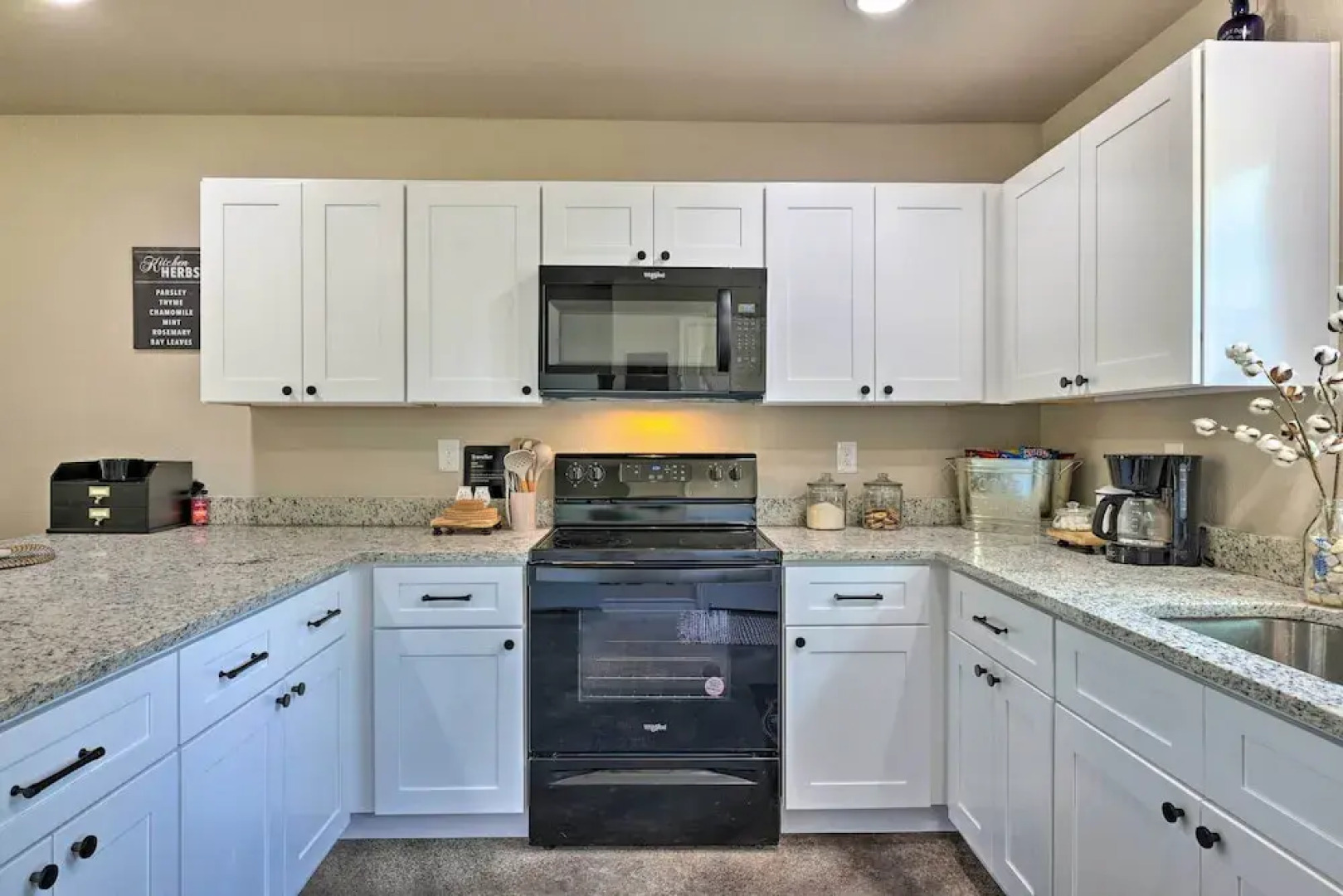 Canyon Lake Home ~ 1 Mi to Golfing & Swimming