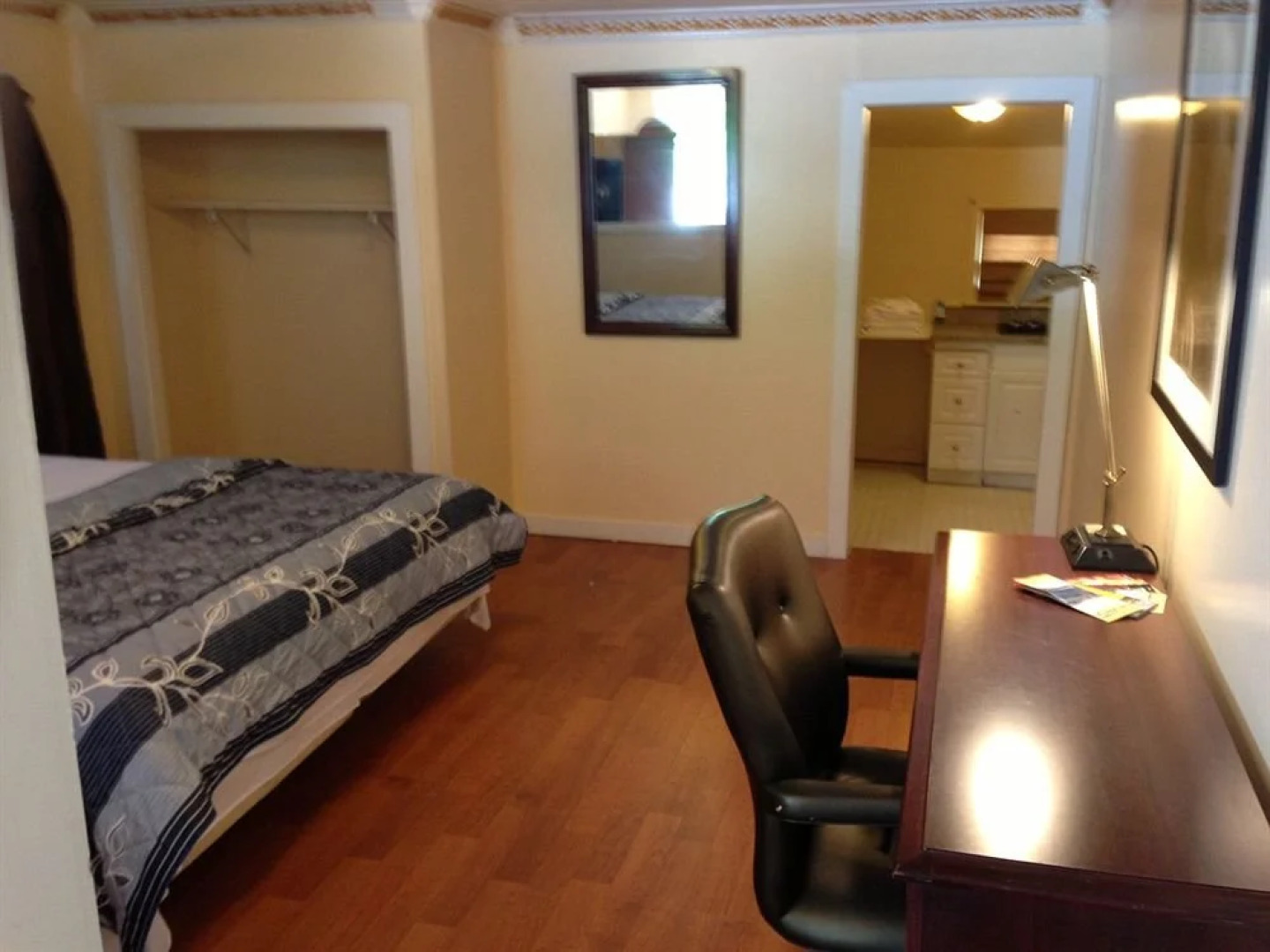 Crest Inn Suites & Cottages