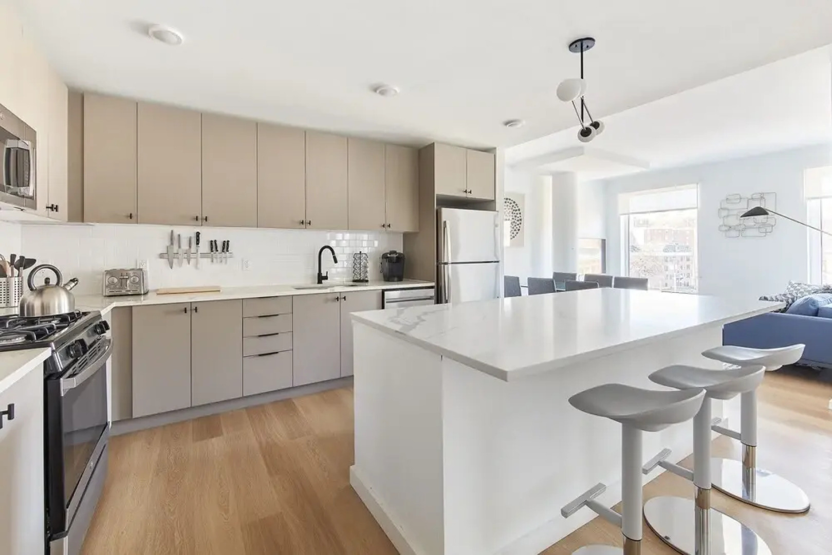 Modern 3 BR Loft -shared Deck - gym - Mins to NYC