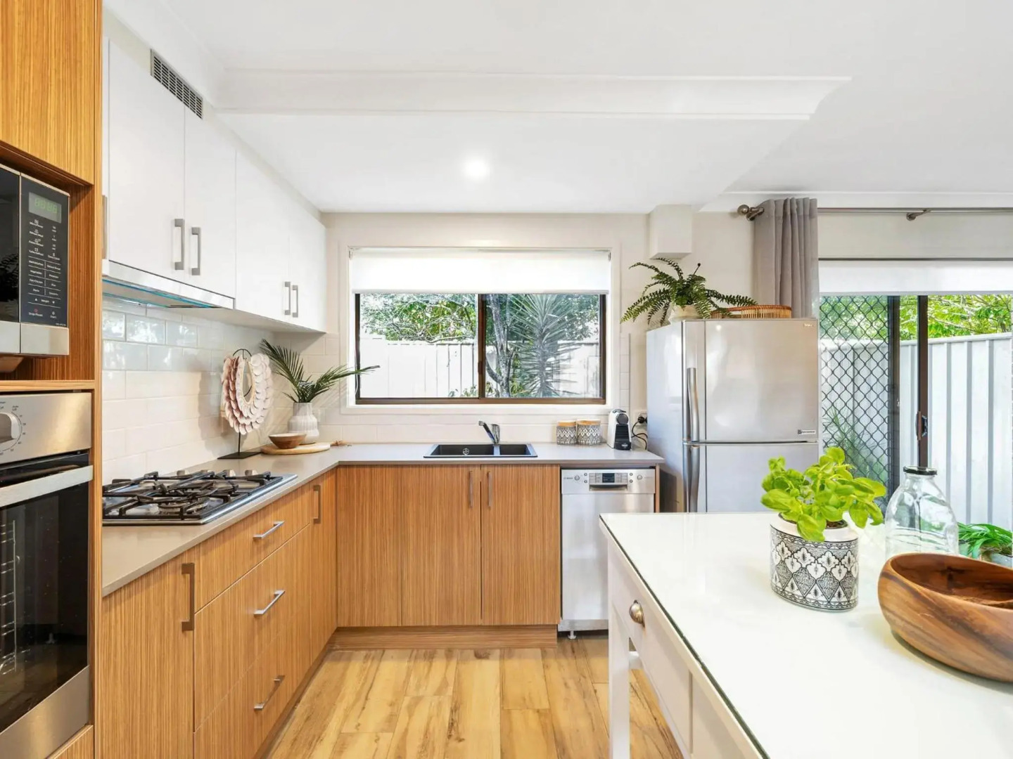 Catch of The Bay Coastal Elegance 150m from Orion Beach