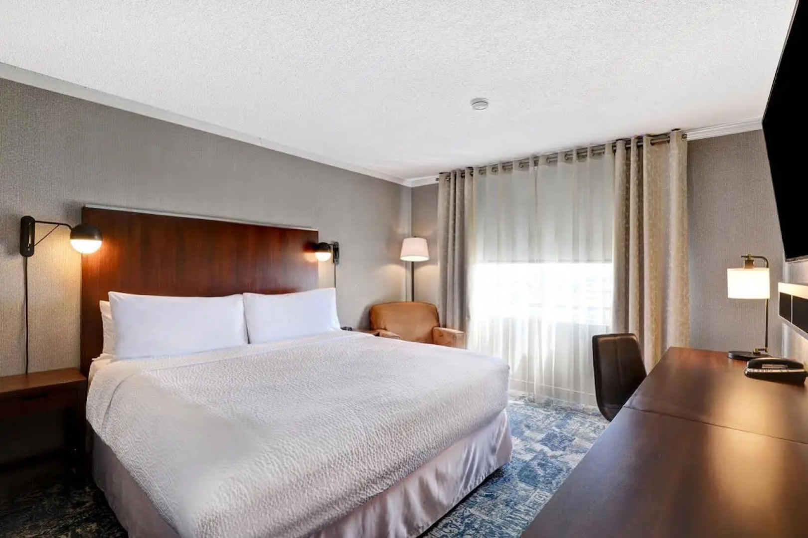 Отель Four Points by Sheraton Toronto Mississauga