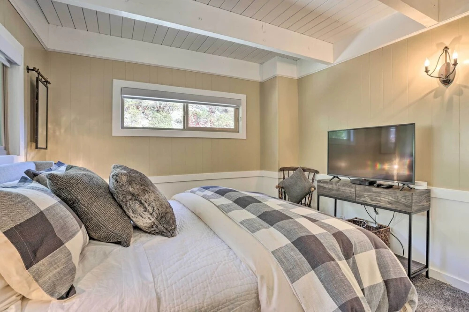 Arrowhead Retreat w/ Luxe Furnishings & Lake Views