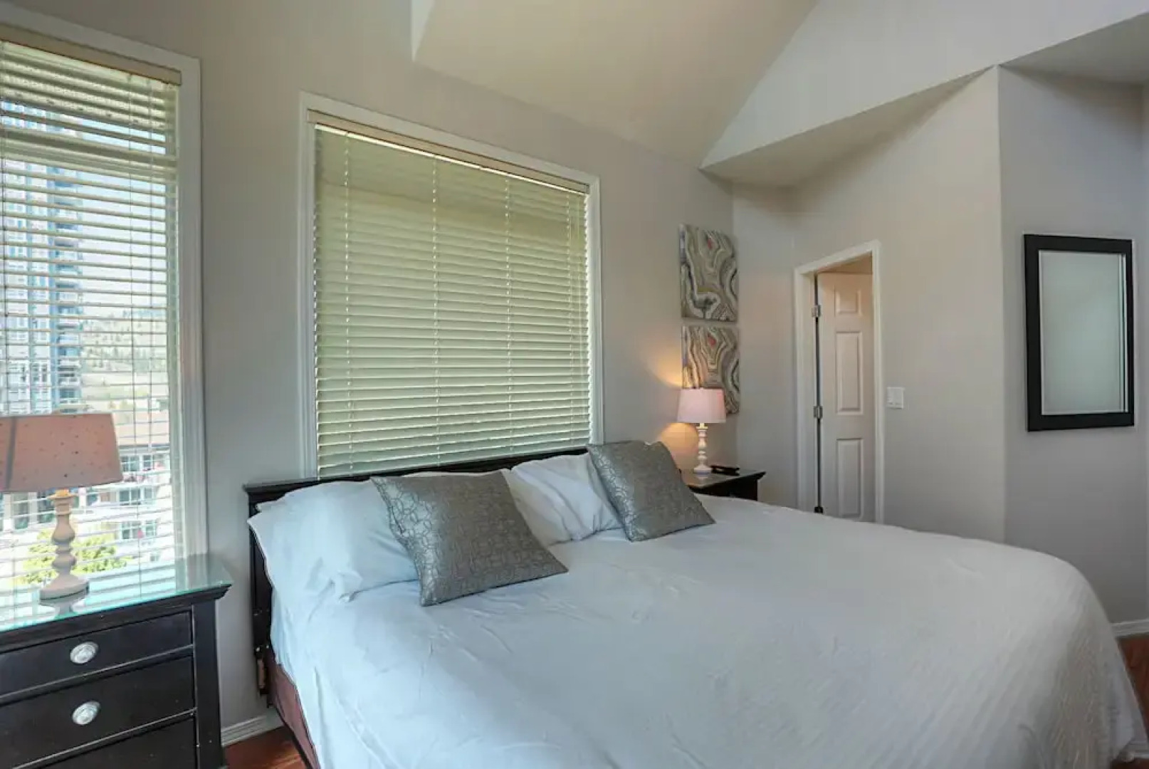 Discovery Bay Resort by Kelowna Resort Acc. - 80+ suites available