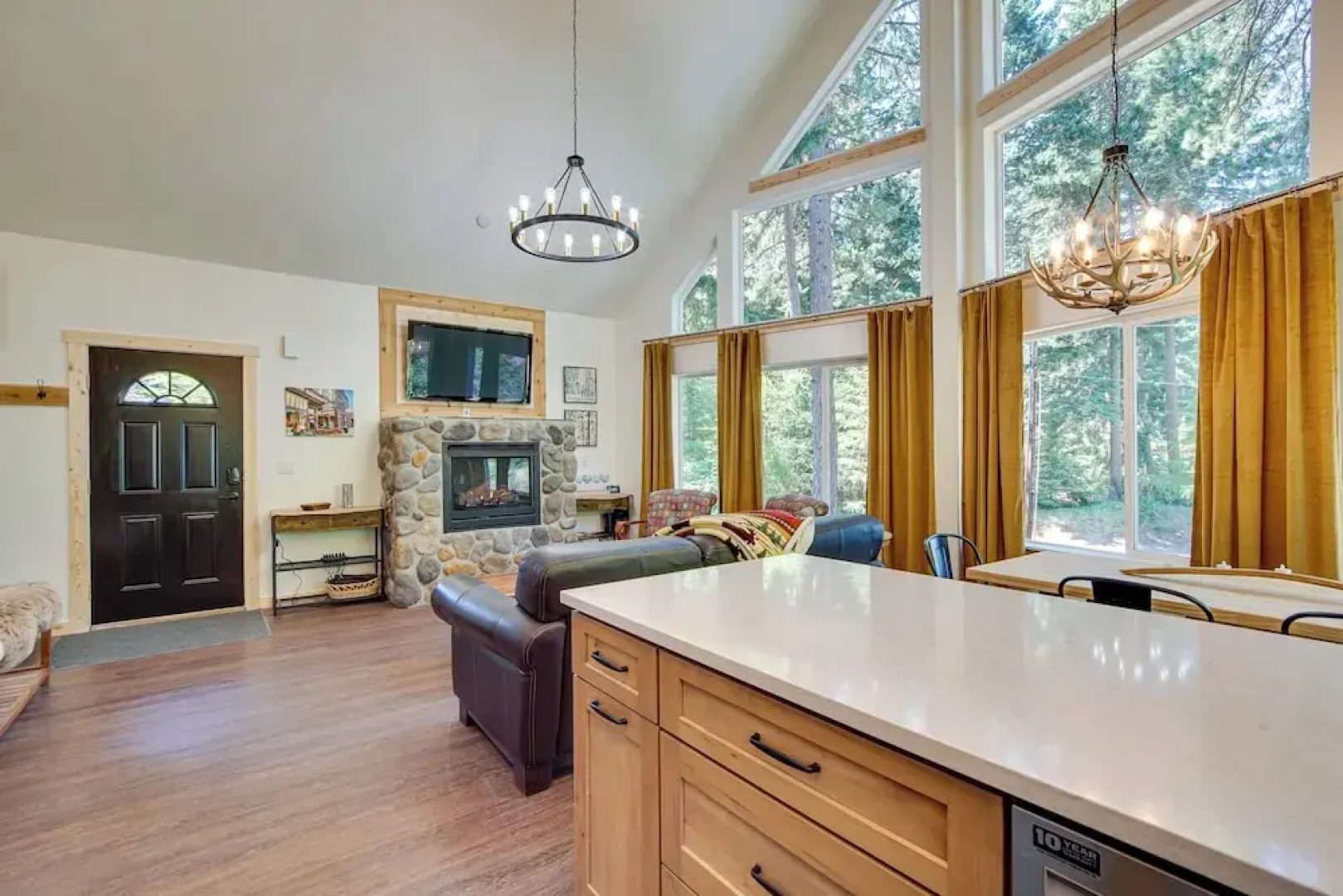 Unwind in Cle Elum: Hot Tub & Cozy Fireplace!