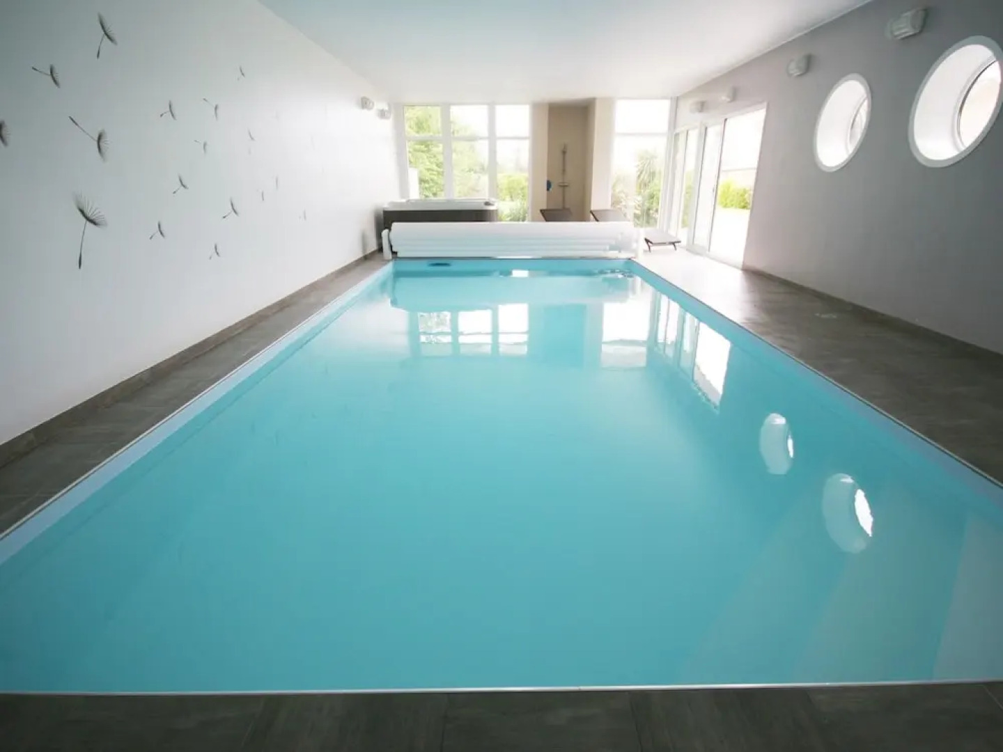 Beautiful Modern Villa With Pool, Jacuzzi and a Luxury Kitchen Island