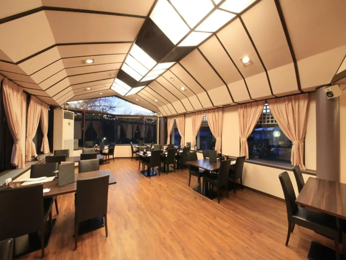 Izu Ippeki lake lakeside terrace