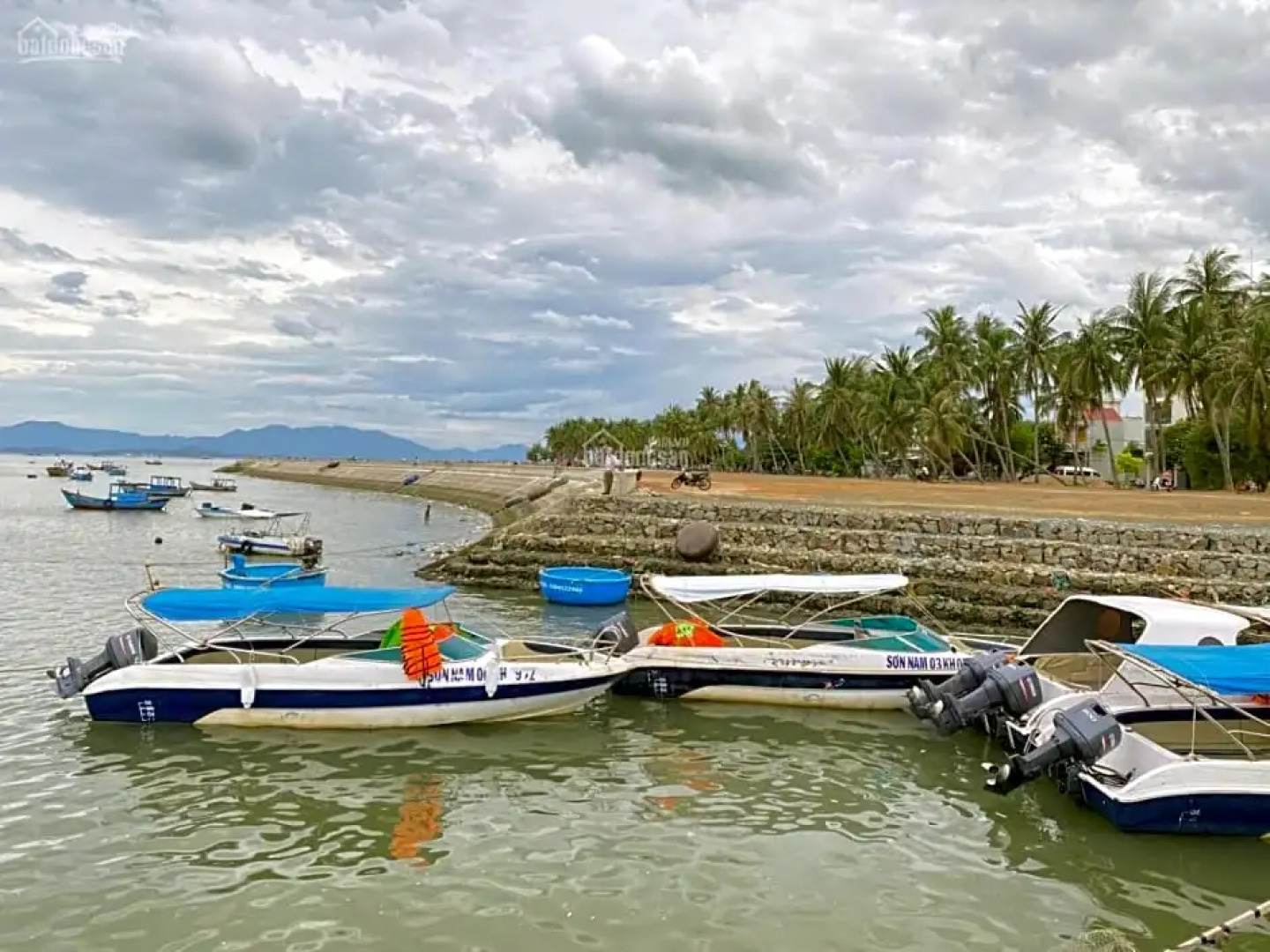 Lê Tùng Hotel - Vạn Giã
