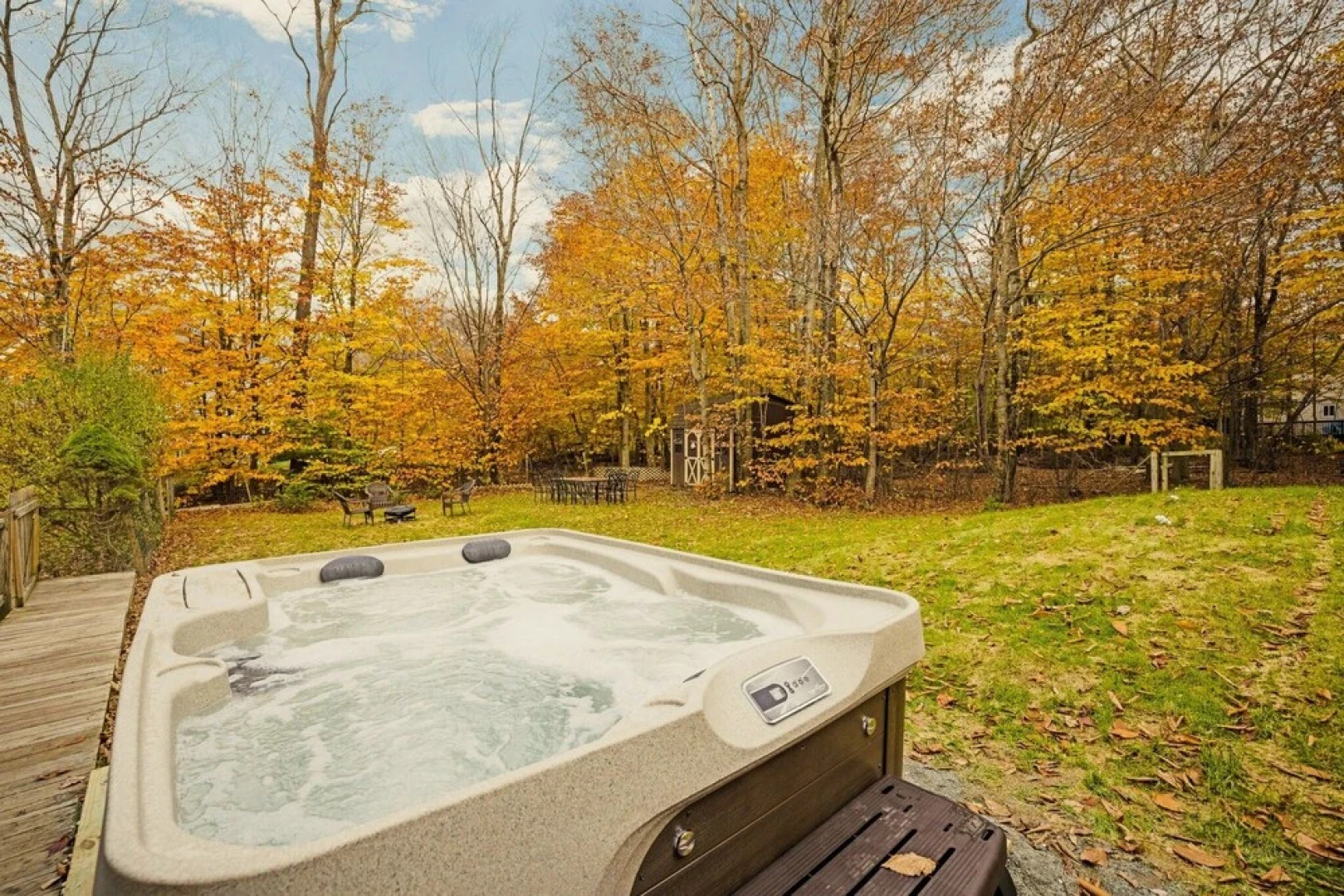 Authentic Log House With Modern Finishes - Game Room & Hot Tub - Pocono Mountains 4 Bedroom Residence by Redawning