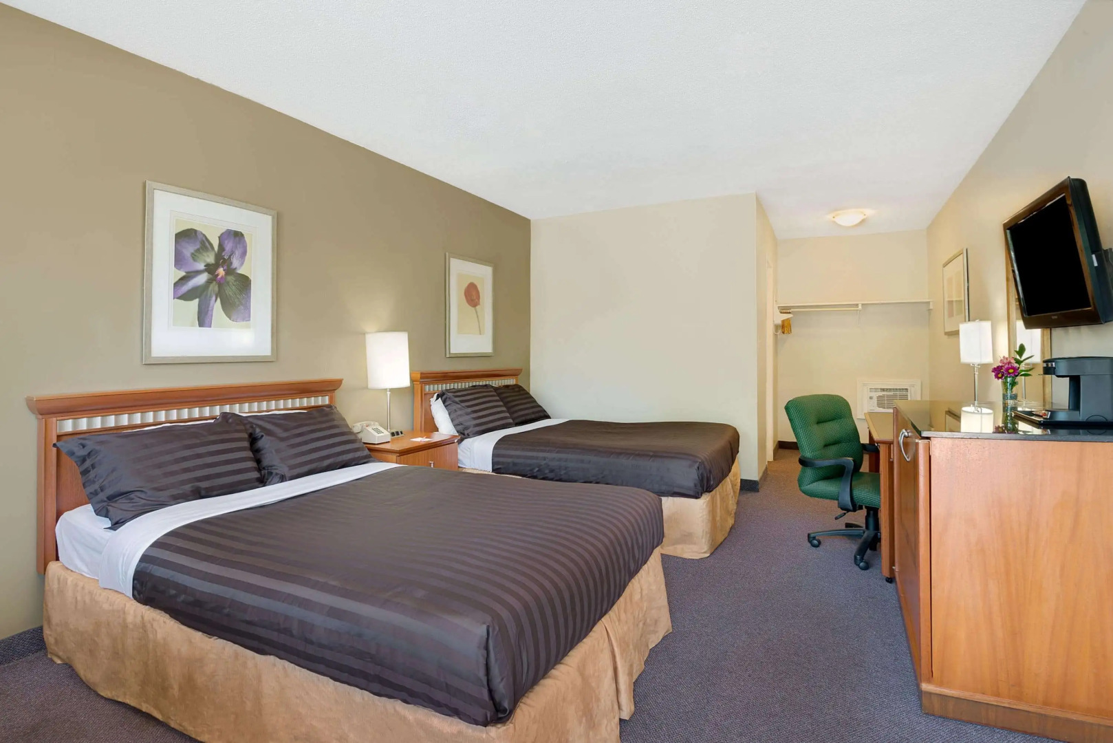 Howard Johnson by Wyndham Lindsay