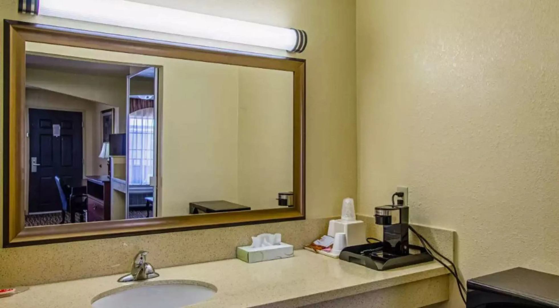 Super 8 by Wyndham Jackson MS Near the Fairgrounds