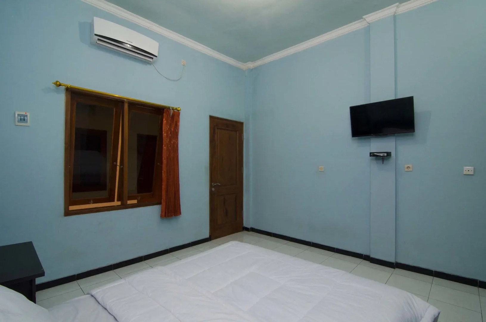 RedDoorz Near Ciputra World 2