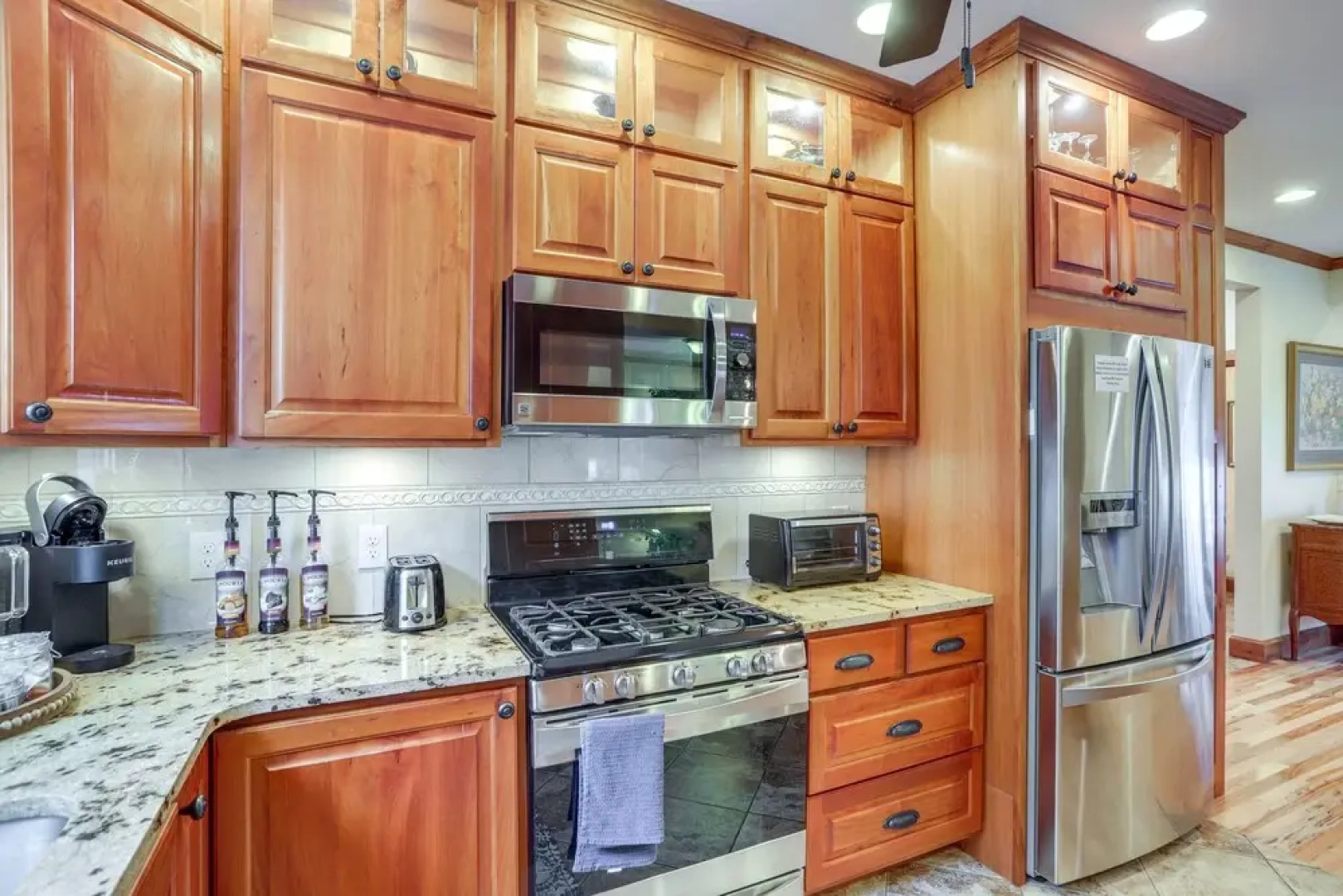 Warm & Cozy Mansfield Home: Deck, Gas Fire Table!