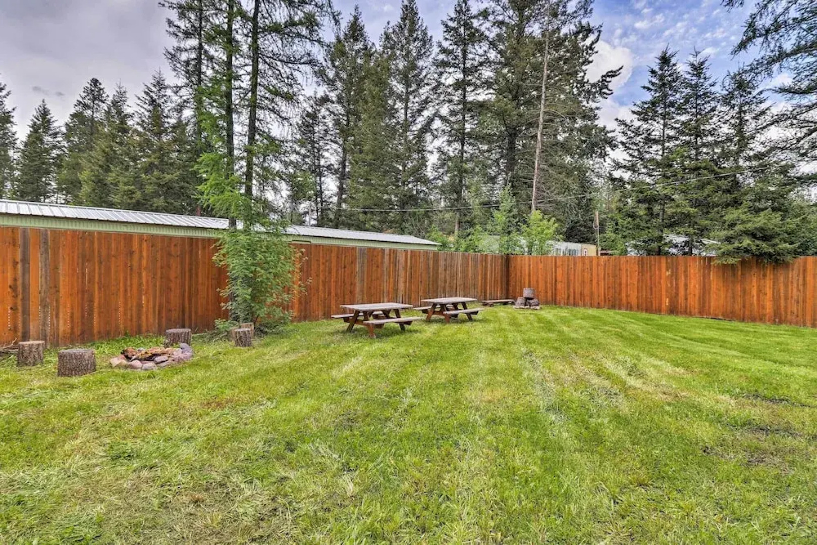 Hungry Horse Cabin: Deck, Fire Pit, Near Glacier!