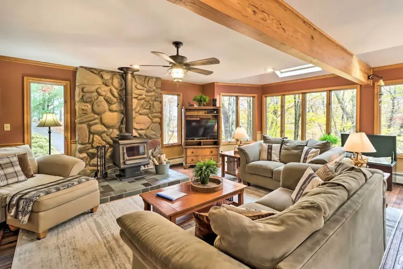 Outdoor Theater, Deck & Fire Pit: Poconos Retreat