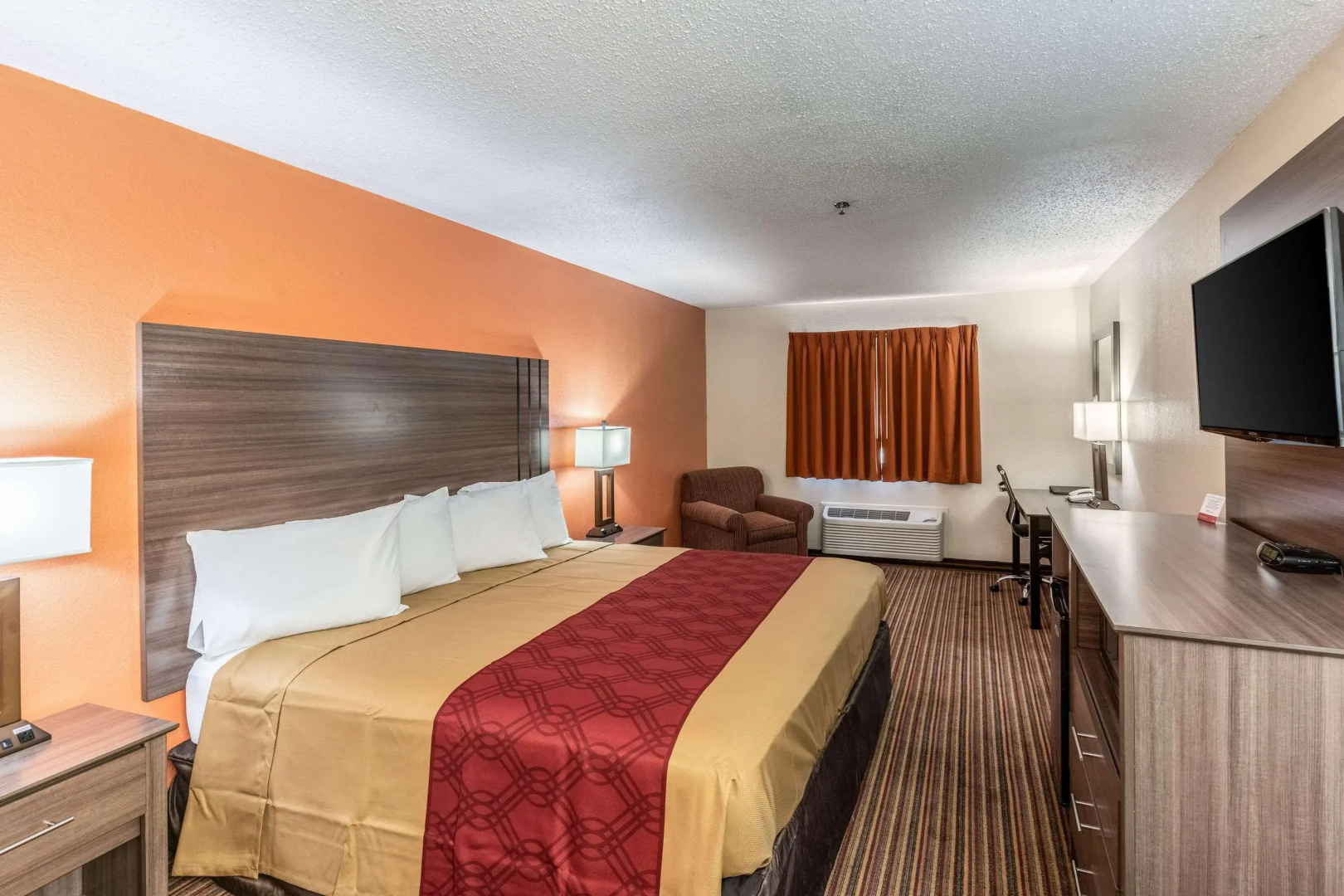 Econo Lodge Inn & Suites