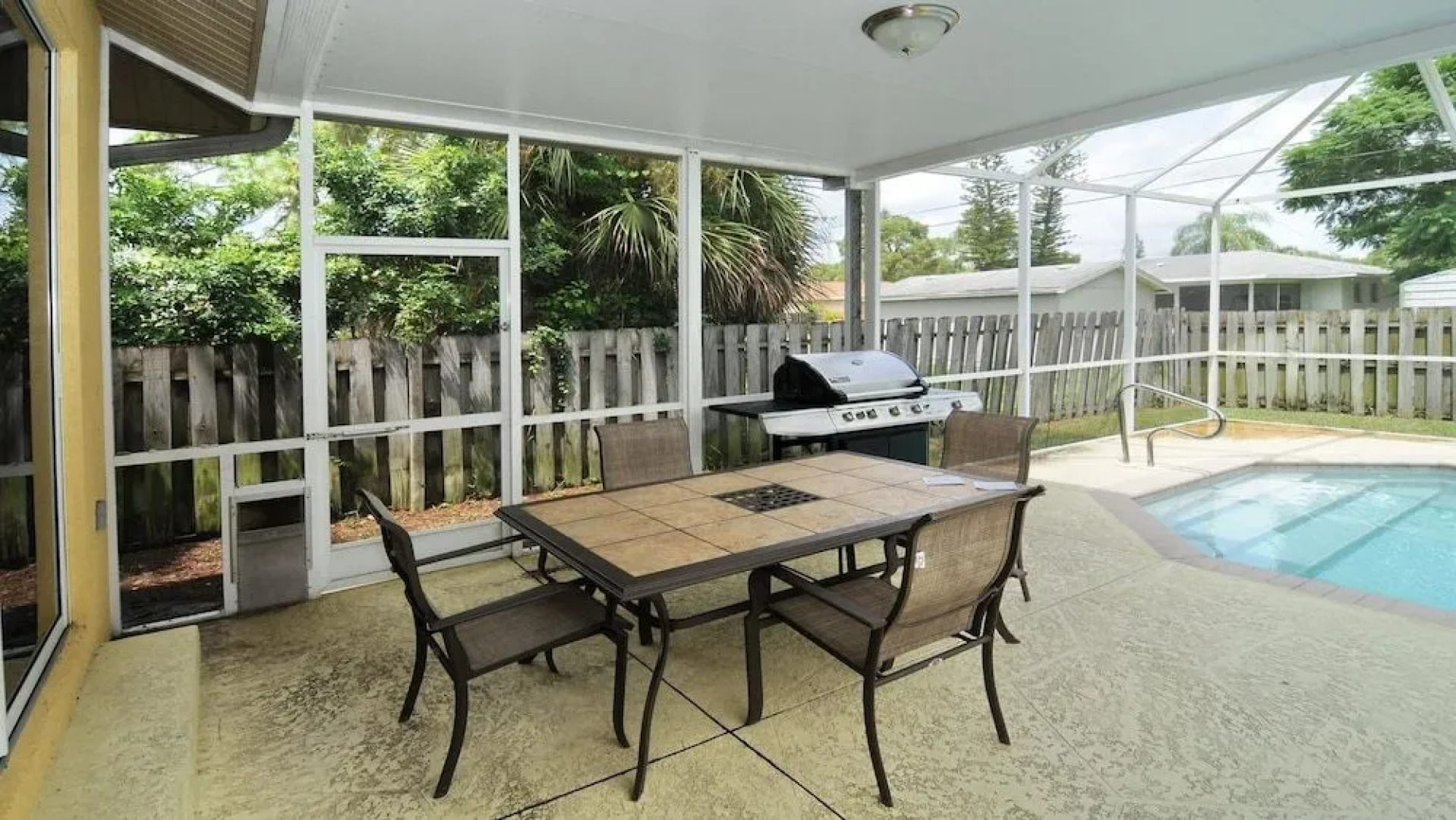 Tuscan Vacation Rental. Stylish 3-Bedroom Getaway Near Vanderbilt Beach Enjoy a Private Pool, Spacious Layout, and Modern Comforts Perfect for Families, Groups, and Pet-Friendly Stays