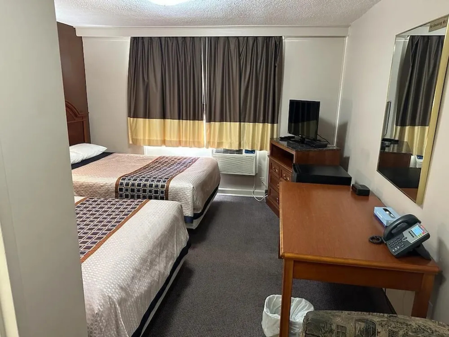 Bears Den Lounge and Motel