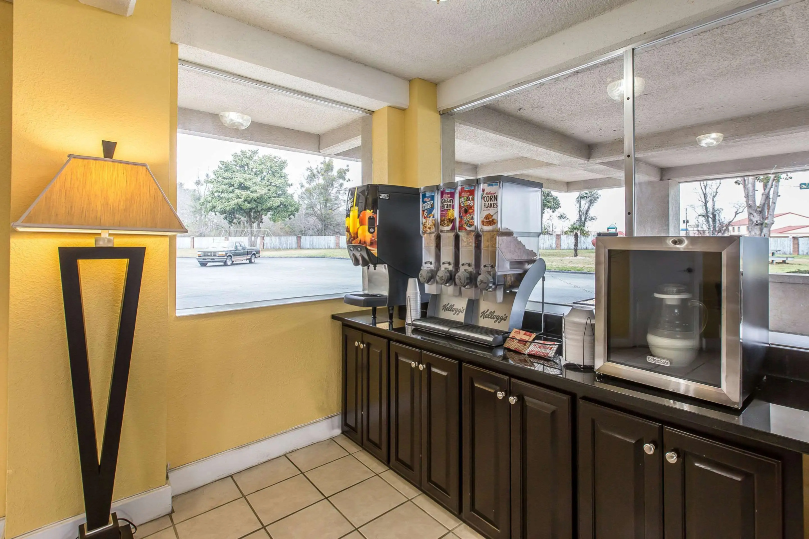 Econo Lodge Byron near Historic District - Warner Robins