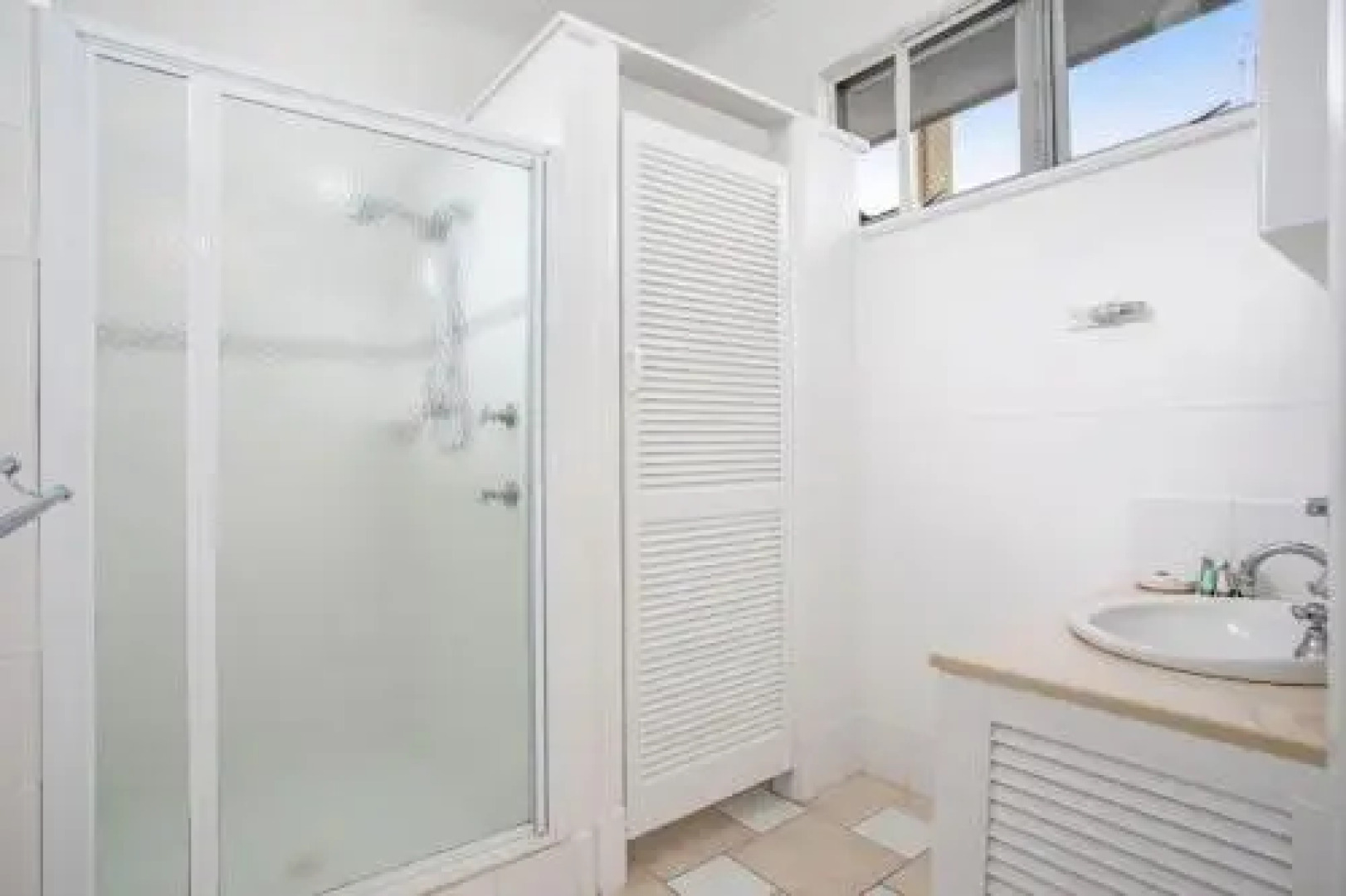 Beached Inn' 93 Foreshore Drive - Spacious Beach Front House