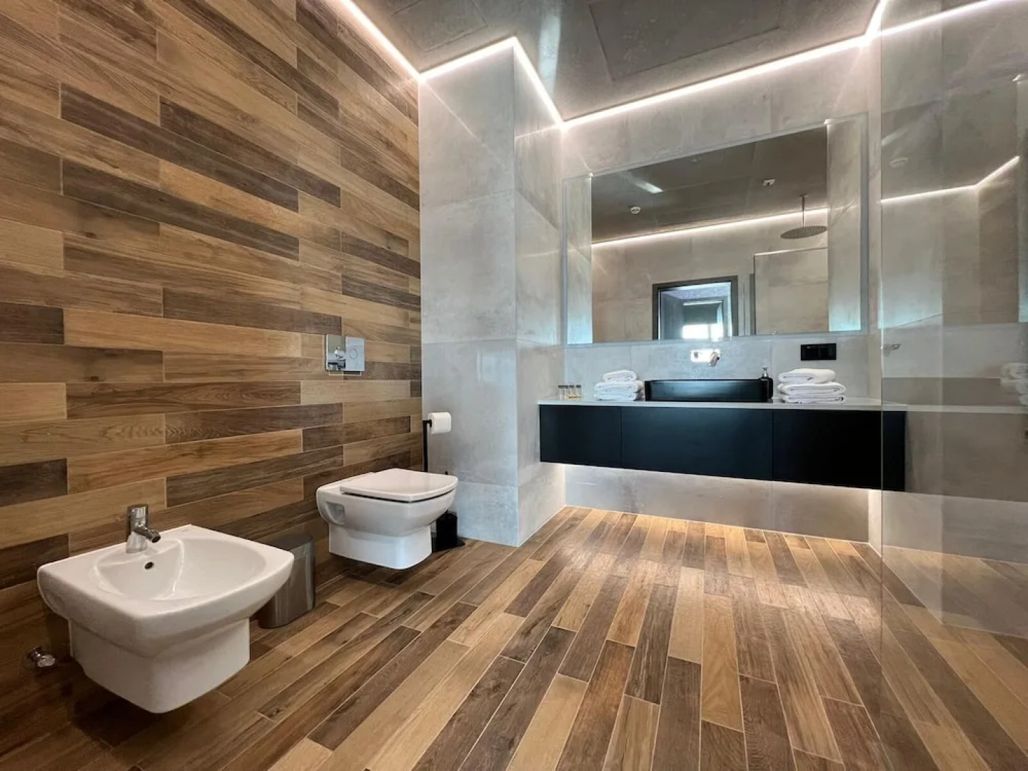 Apartments in Sky Tower with Bathtub near the window