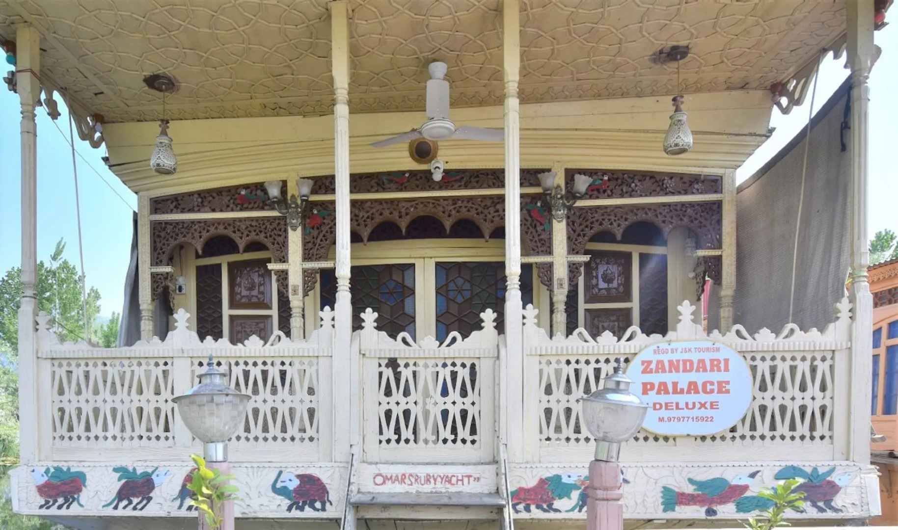 Houseboat Zaindari Palace