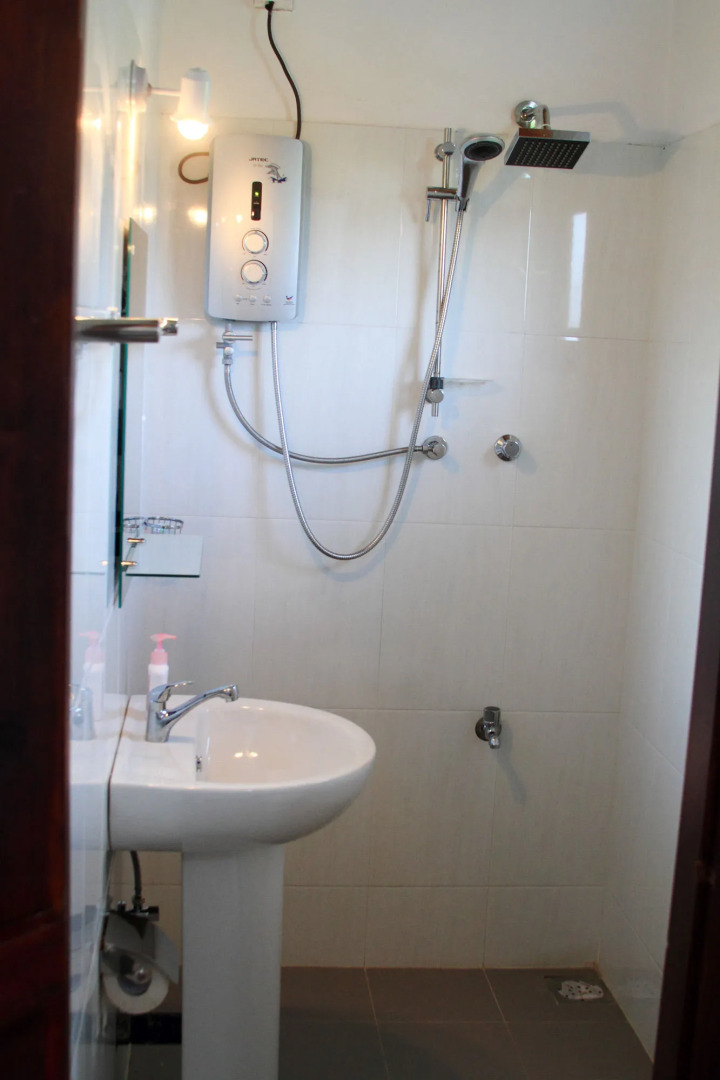 Shiny Lakeside Resort