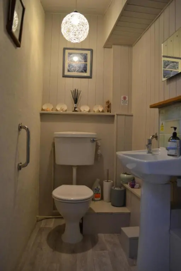 Spacious ground floor apartment. No 1A The Stables