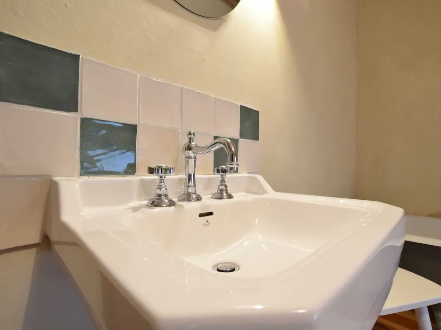 Castle Wing Situated in the Heart of a Quiet