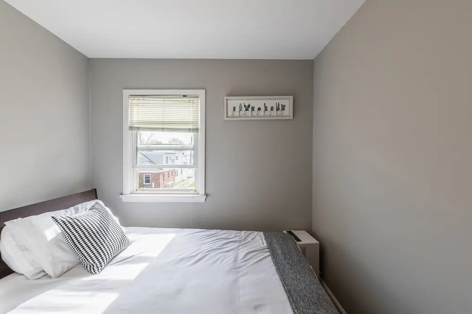 Gorgeous House with Pool Table 1 block to metro