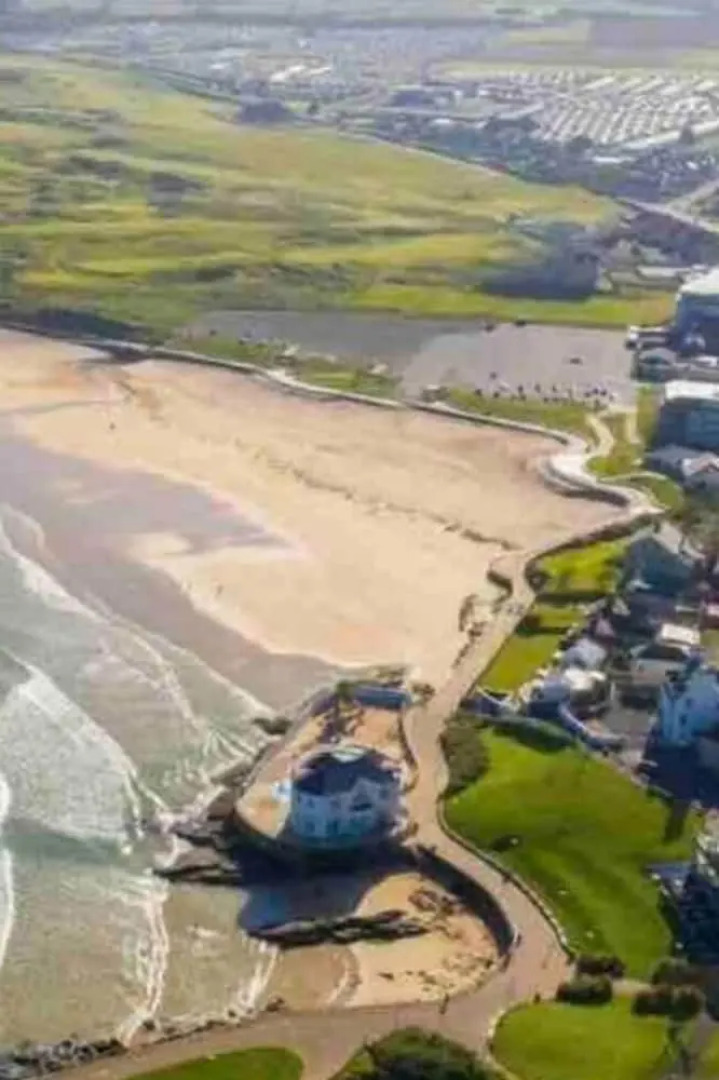 No2 Sandy Bay , Luxury Beachfront Apartment