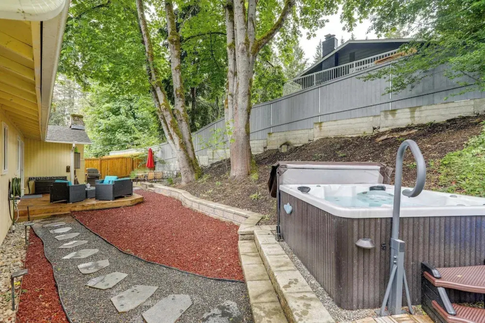 Pet-friendly Sammamish Home w/ Deck ~ 3 Mi to Lake