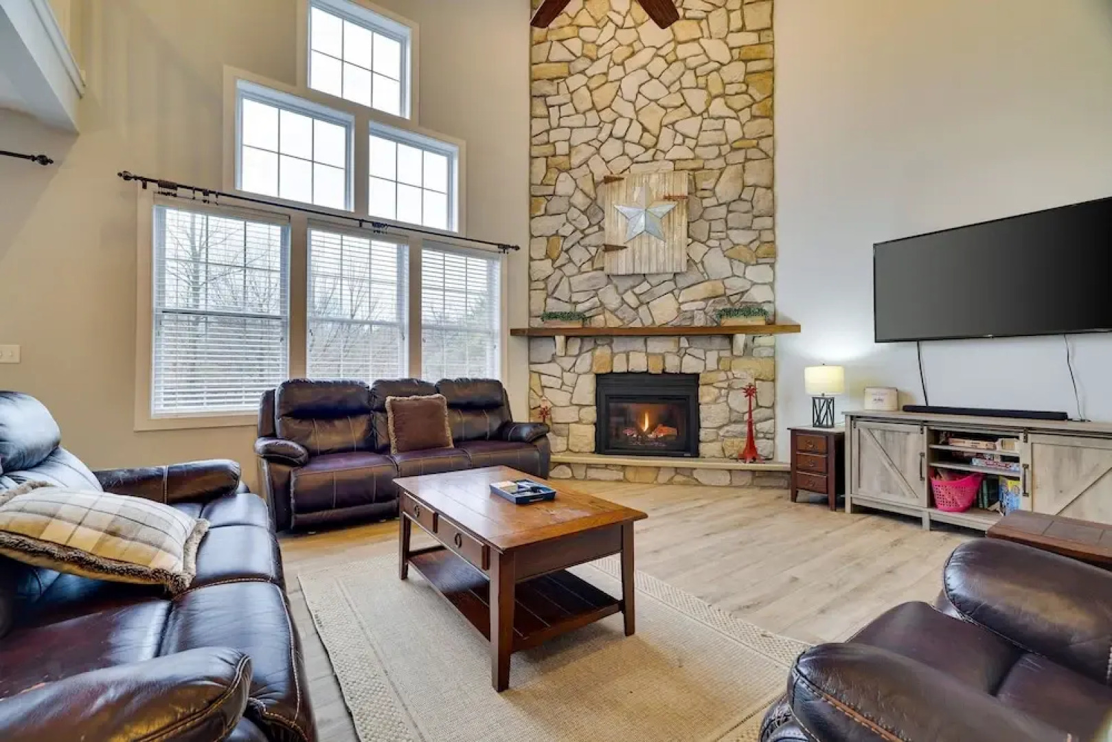 The Nest at Pinecrest by Avantstay Hot Tub Spacious Deck Game Room Fire Pit