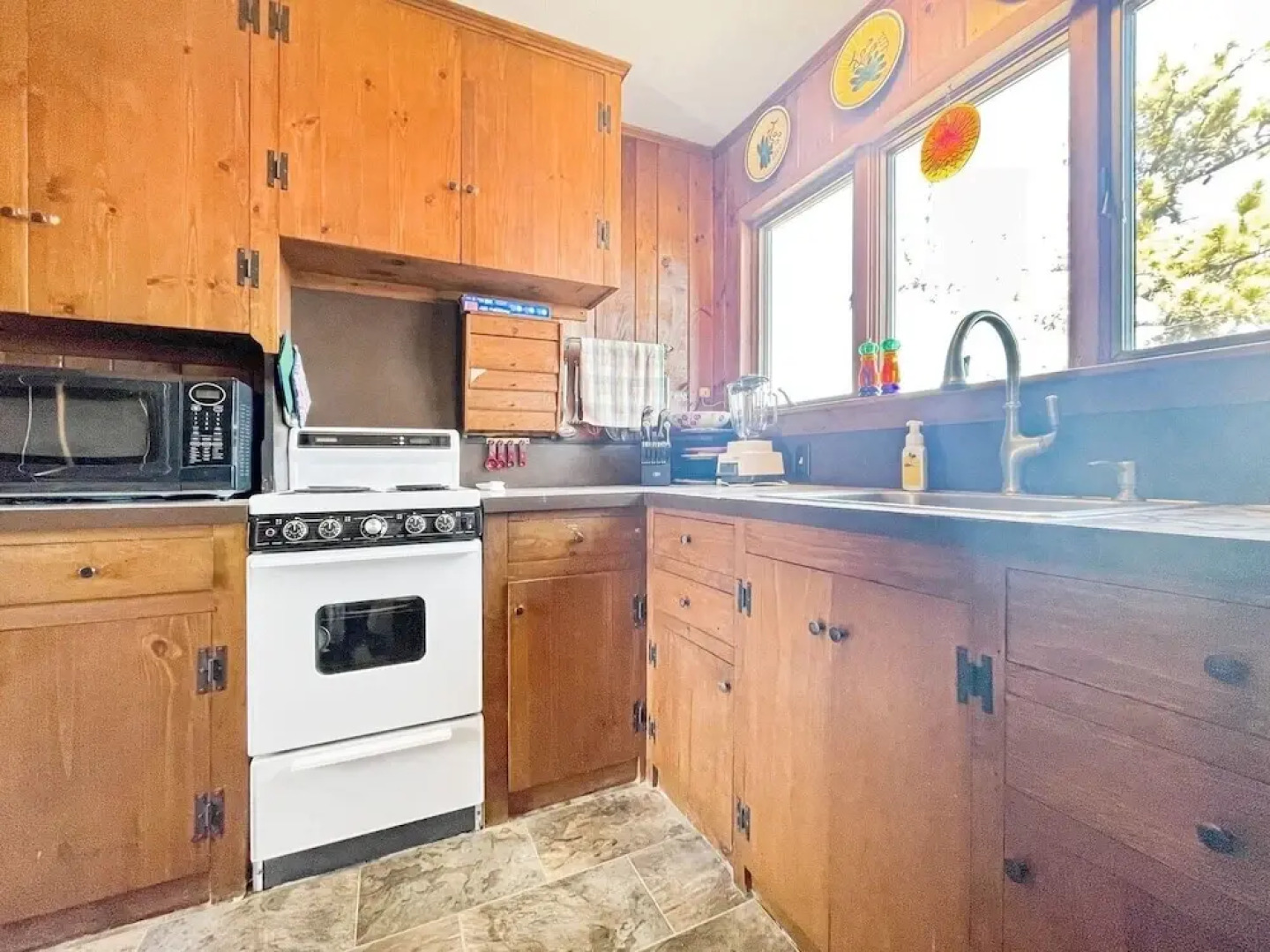 Ragged Rocks - Warm And Inviting Cottage With Uninterrupted Ocean Views 2 Bedroom Home by RedAwning