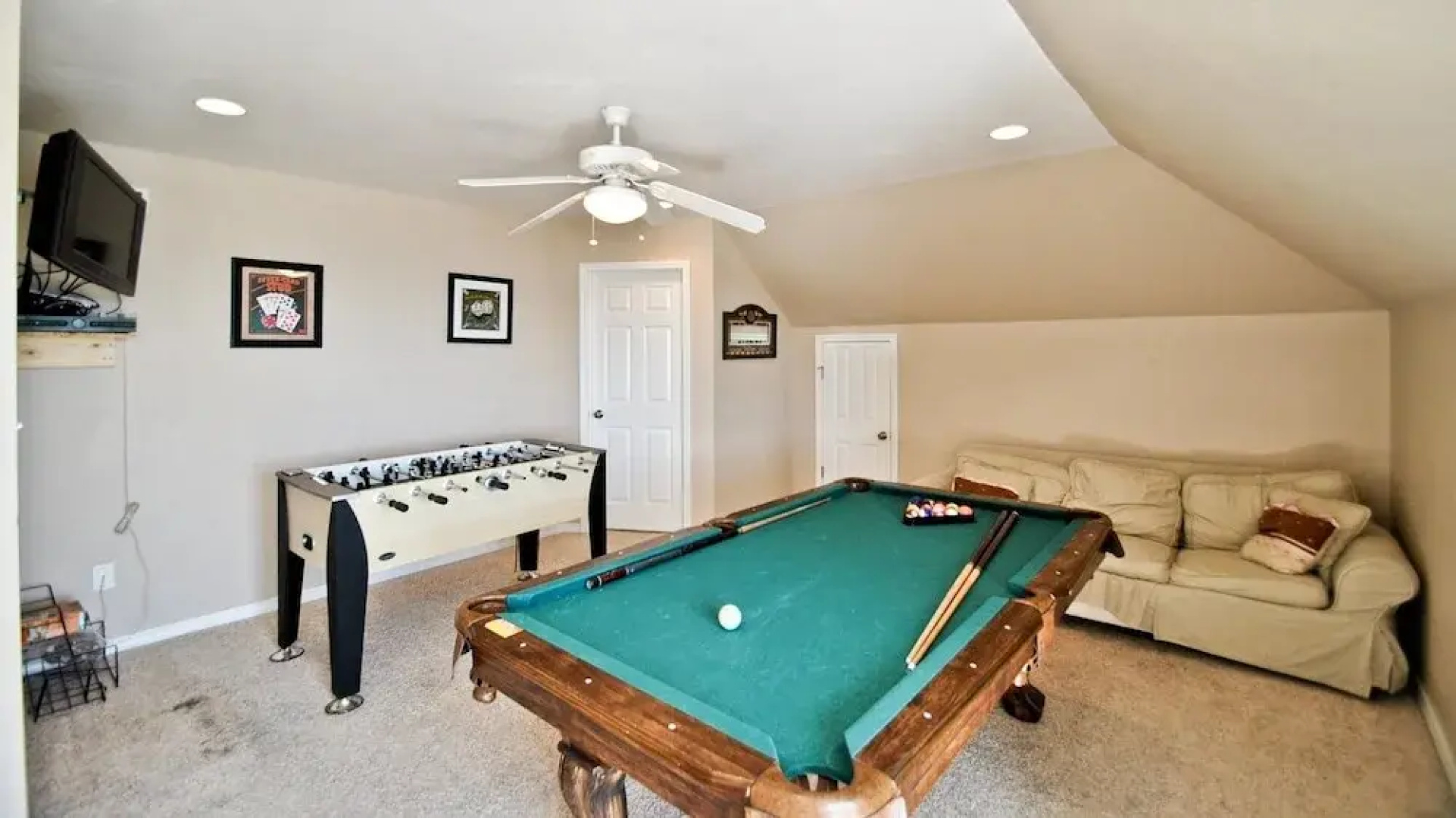 Kowabunga - You'll Love The Rooftop Deck And Private Heated Dipping Pool! Pet Friendly! 4 Bedroom Home by RedAwning