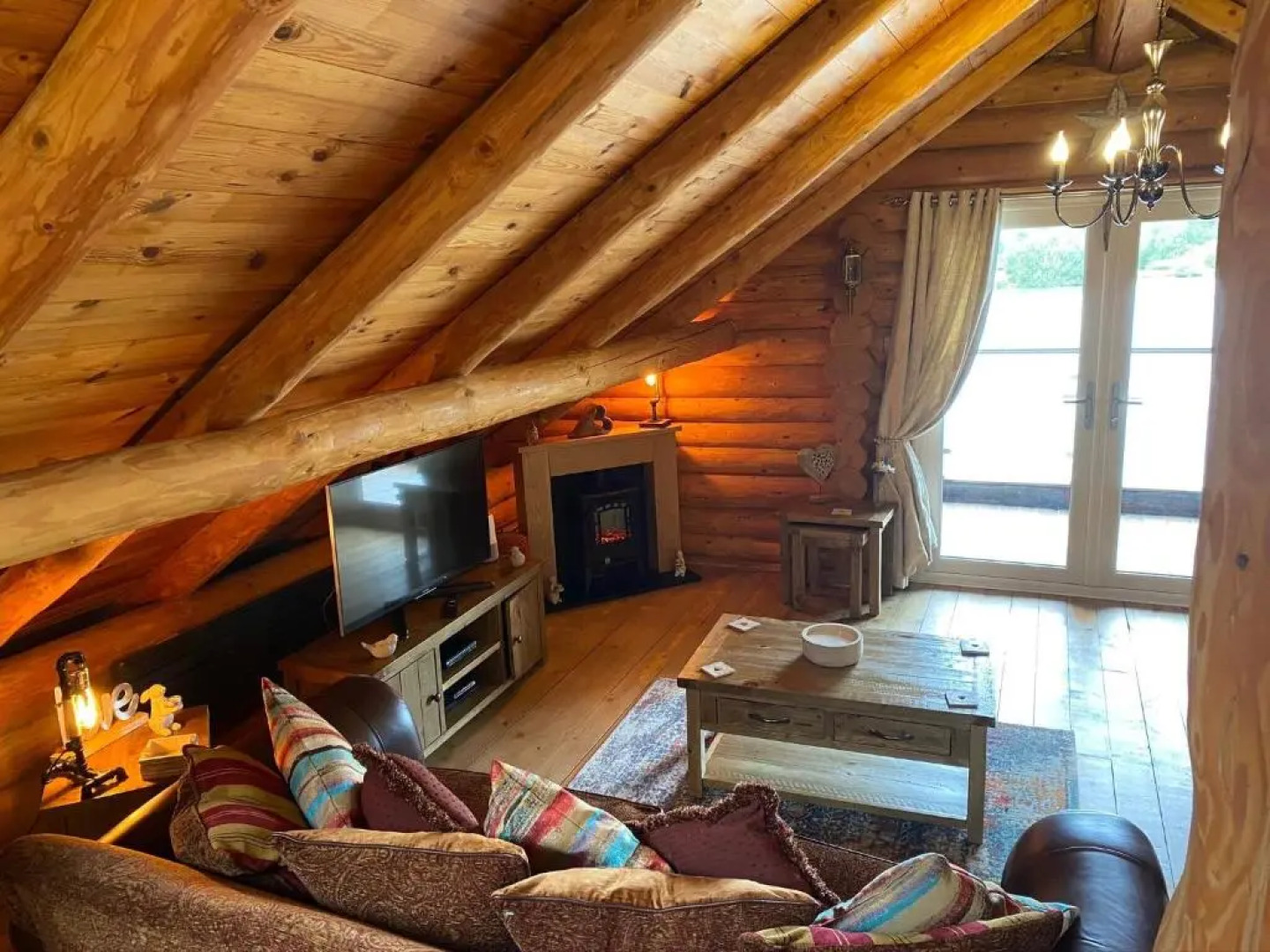 Woodpecker Log Cabin with hot tub, pizza oven bbq entertainment area, lakeside with private fishing peg situated at Tattershall Lakes