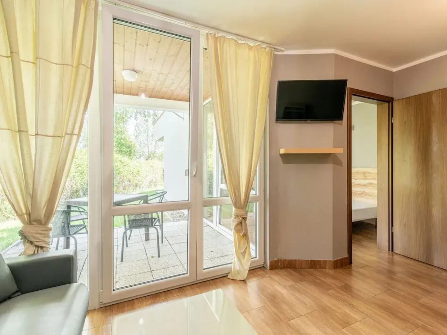 Holiday Homes With Pool, Close to the Beach