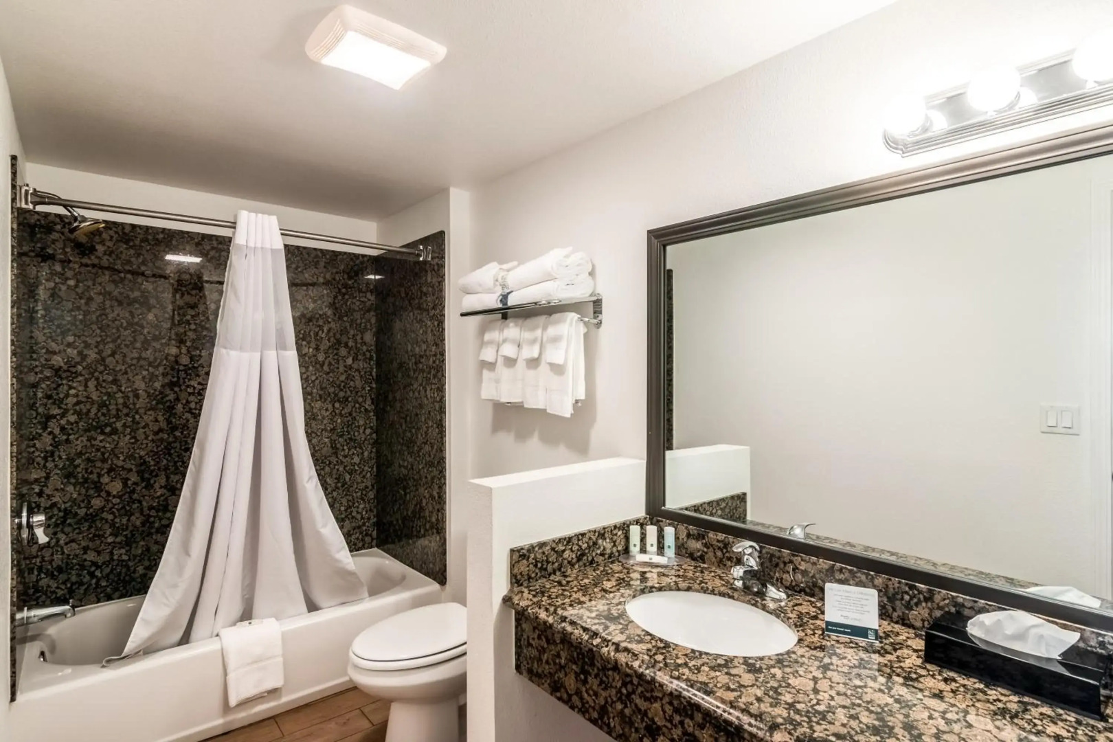 Quality Inn & Suites near Downtown Bakersfield